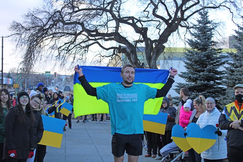 Vova Pluzhnikov ran 44 kilometres in one day to raise money for the 44 million people in Ukraine. Upon finishing the run he was greeted with a crowd of supporters at City Hall. 
