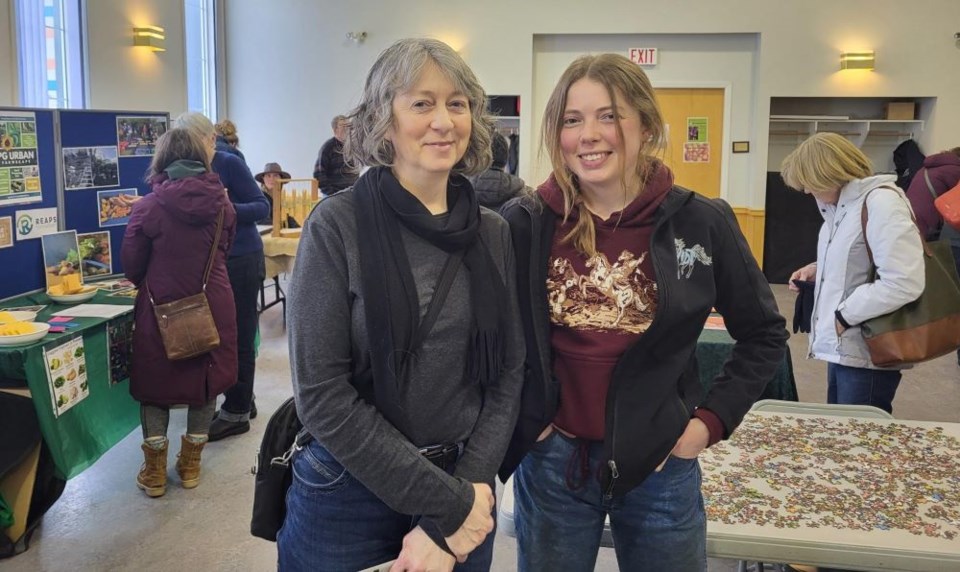 seedy-saturday-shawnee-and-maria-newton