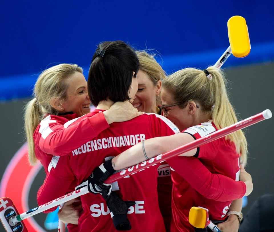 Curling Swiss win semi