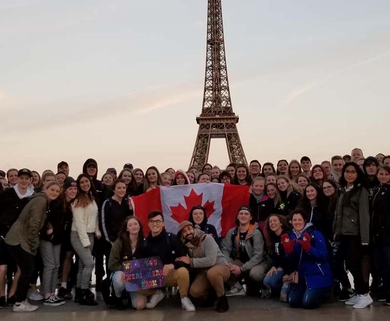 canadian-students-visiting-paris-on-ef-tour