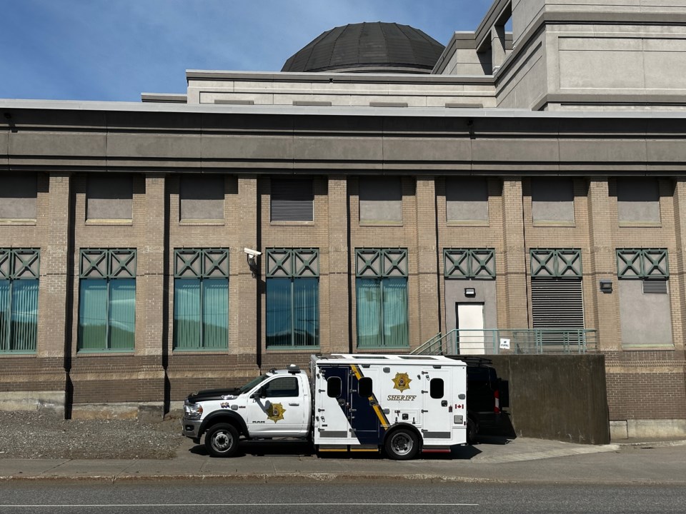 pgc-sheriff-vehicle-outside-courthouse1798