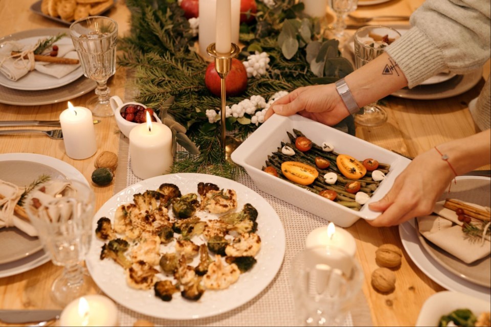 The holiday season is full of festive feasts and indulgent treats, but that doesn’t mean you have to sacrifice your health to savor the flavors of the season. With a little creativity and a focus on nutritious ingredients, you can celebrate the holidays in a way that nourishes both your body and your soul.