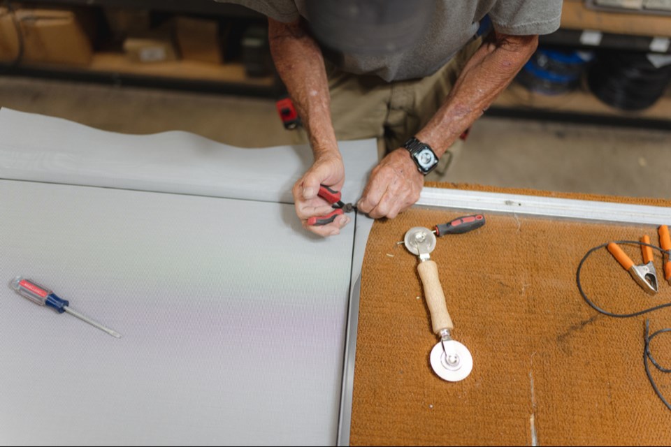 Salt River Project (SRP) and Kabat’s Ace Hardware are partnering to host a free in-person shade screen workshop for SRP customers in Queen Creek and the surrounding East Valley at the Sheraton Mesa Home Improvement Expo this weekend, June 28-30, 2024.