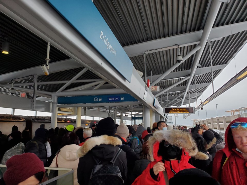 canda-line-delays-in-snow