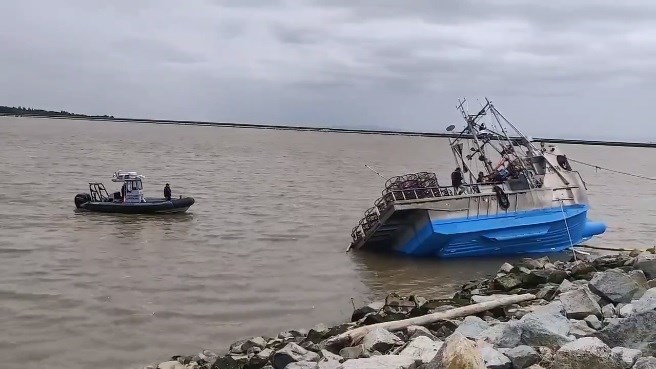 Tipped boat in Steveston