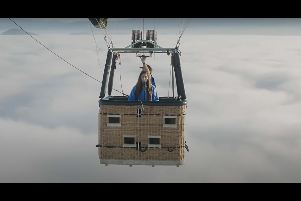 Richmond-raised singer-songwriter Emilee Moore recently performed her viral song "Up In The Sky" on a hot air balloon.