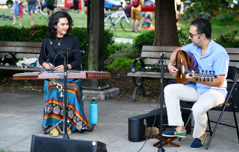 mom-pop-up-concerts-2021-saina-khaledi-and-ali-sajjadi-photos-by-jan-gates-8