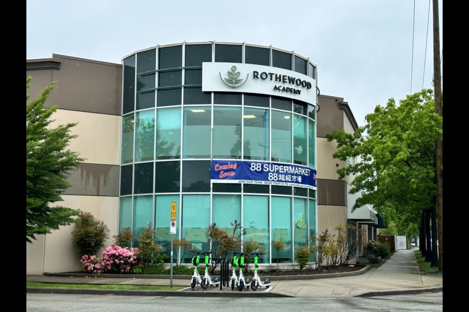 88 Supermarket will open on Garden City Road, in the former Fabricana building, in October.