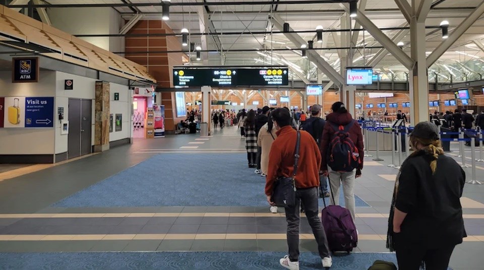 huge-line-vancouver-international-airport-delay-yvr