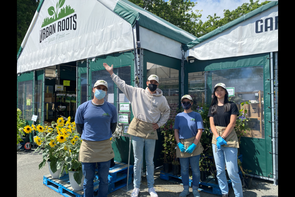 Issac De Weerdt (left two) and his team members appreciate the support from the community. 