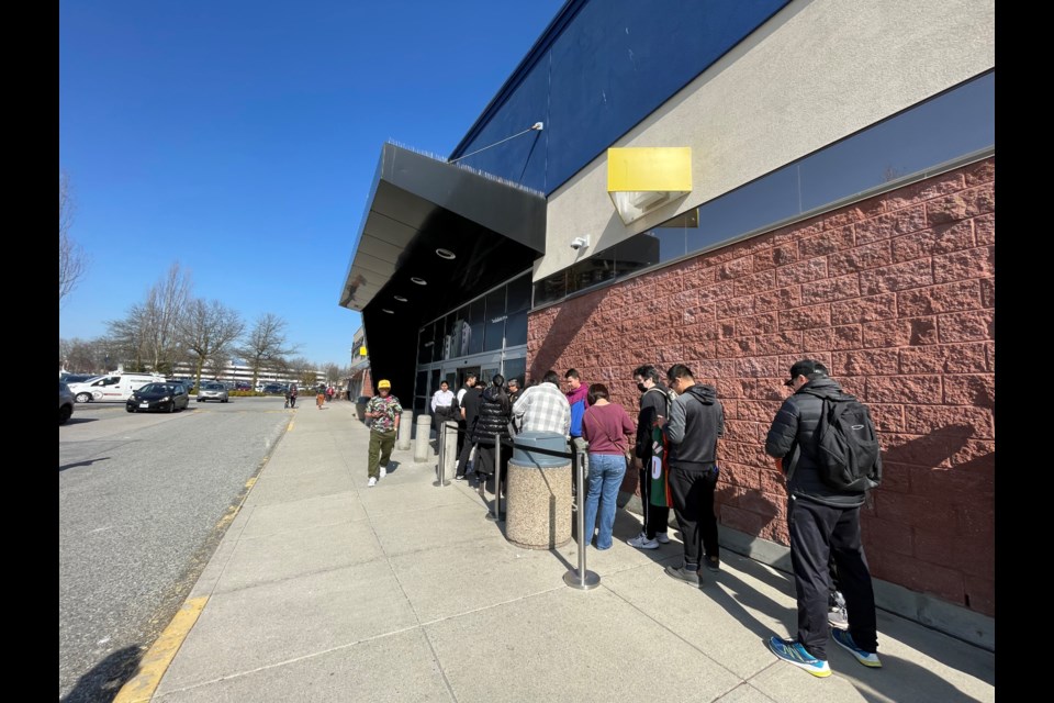 Many Gary Payton fans lined up at Richmond’s Best Buy to meet the former NBA athlete on Saturday afternoon.