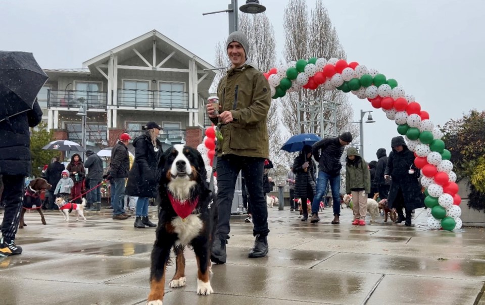 2023-steveston-holiday-dog-parade-boardwalk