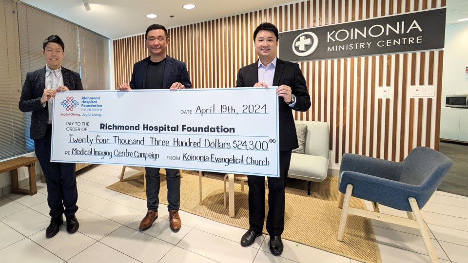 koinonia-evangelical-church-cheque-presentation