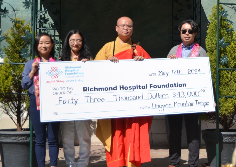 lingyen-mountain-temple-canada-cheque-presentation
