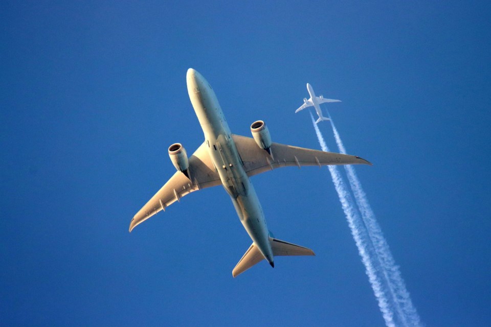 dawn-jets-flying-over-london-landing-geoff-mcdonell