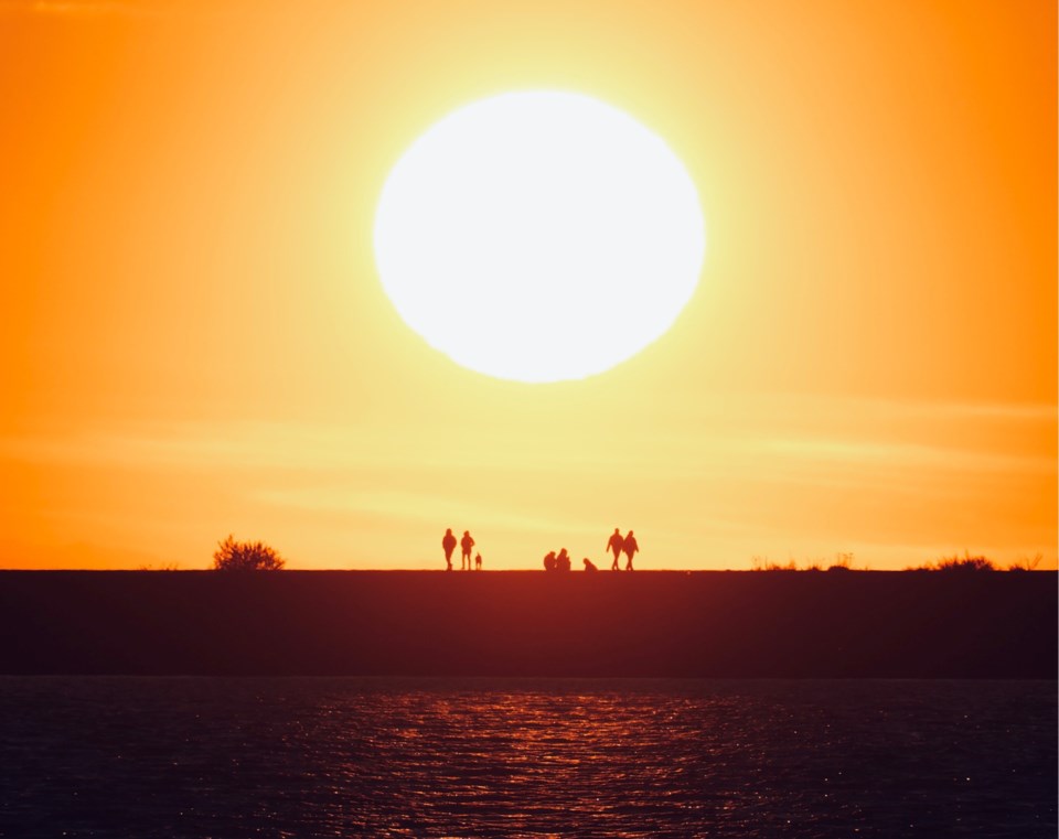 noel-mendoza-sunset-silhouette-iona-beach