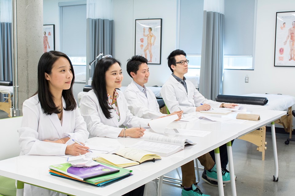 The TCM-AD program’s student teaching clinic provides students with hands-on experience and knowledge in patient care. 