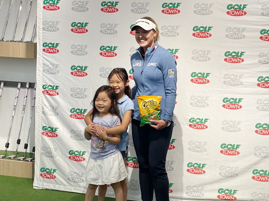 brooke-henderson-with-fans2