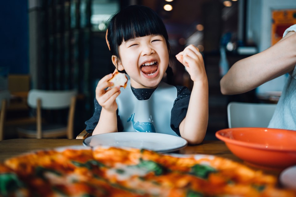 girl-eating-pizza