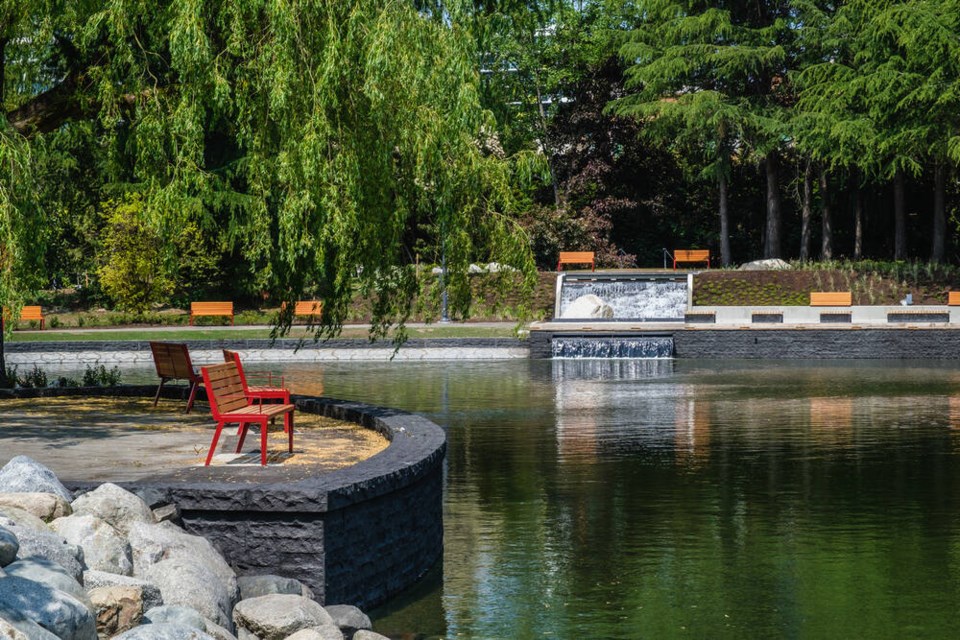 web1_minoru-lakes-waterfall-and-benches