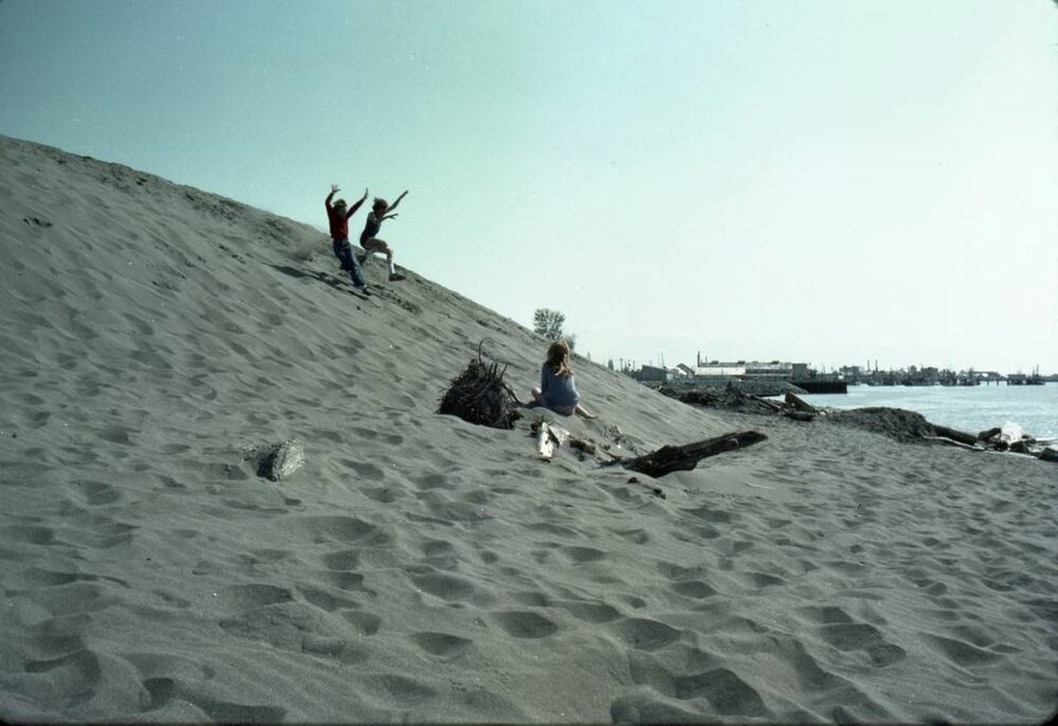 web1_children-play-on-sand-dunes-in-garry-point-park