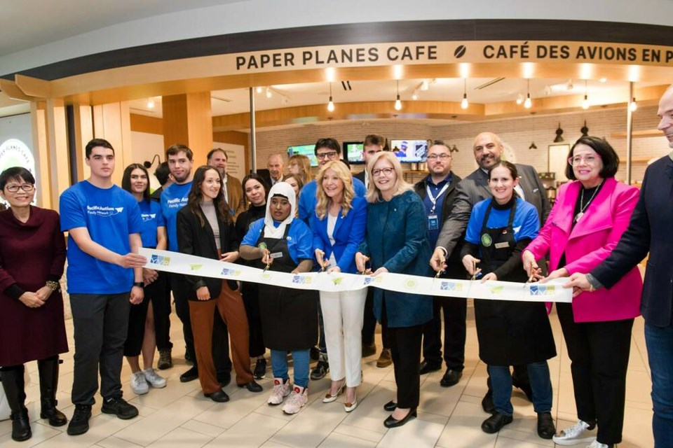 Paper Planes Café ribbon cutting at 鶹ýӳInternational Airport. CNW Group/鶹ýӳAirport Authority photo 