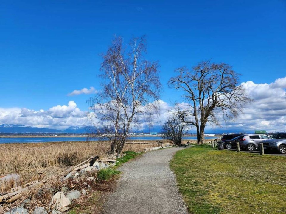 web1_best-of-romantic-stroll_west-dyke-trail