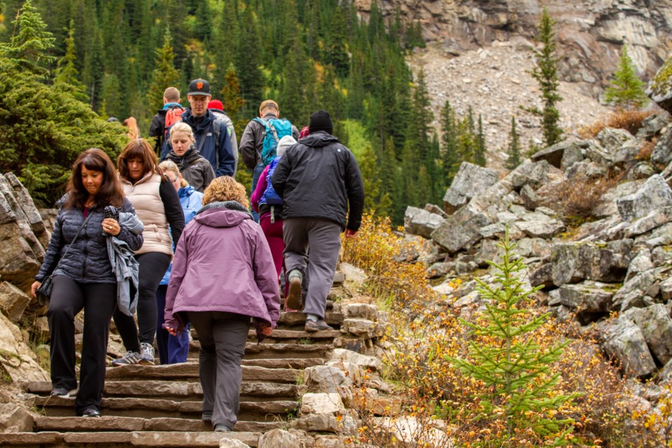 20190914 Moraine Lake Overcrowding 0066