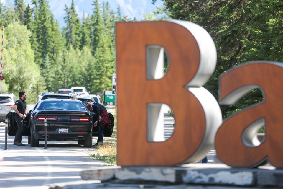 Tourists park along Mt Norquay Road near the Banff sign on Saturday (Aug. 15). The sign may be relocated. 
EVAN BUHLER RMO PHOTO⁠