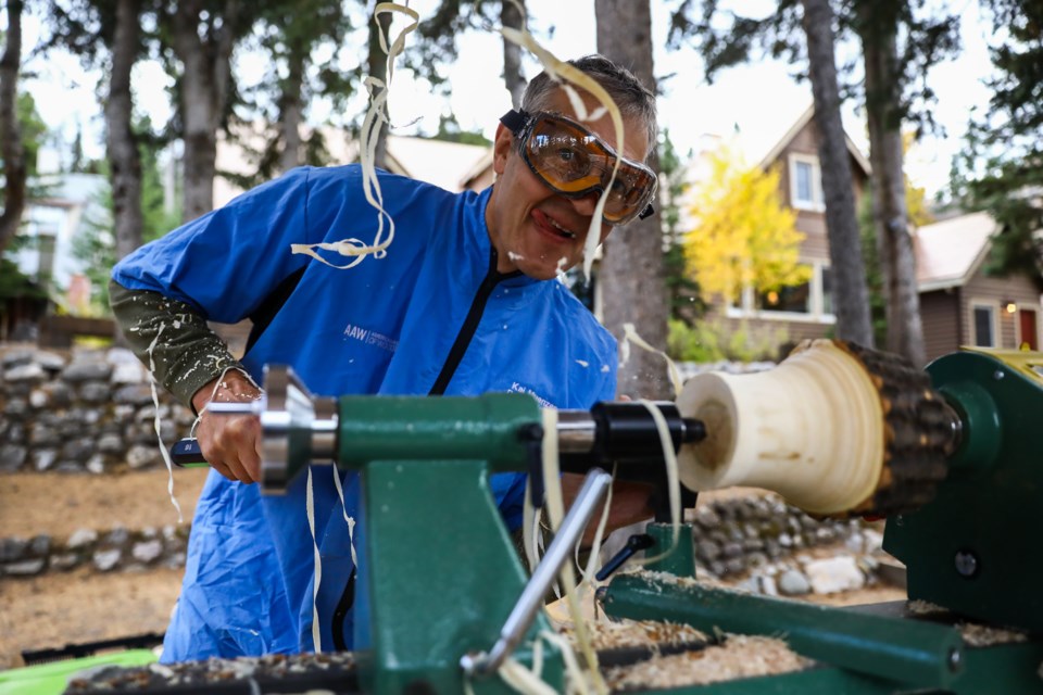 Kai Muenzer, a fine art wood turner, creates an original piece of artwork during a demonstration at the stage at A Banff Boutique Inn on Tuesday (Sept. 29). Muenzer spent three nights at the hotel as an artist in residence providing wood turning demonstrations. EVAN BUHLER RMO PHOTO