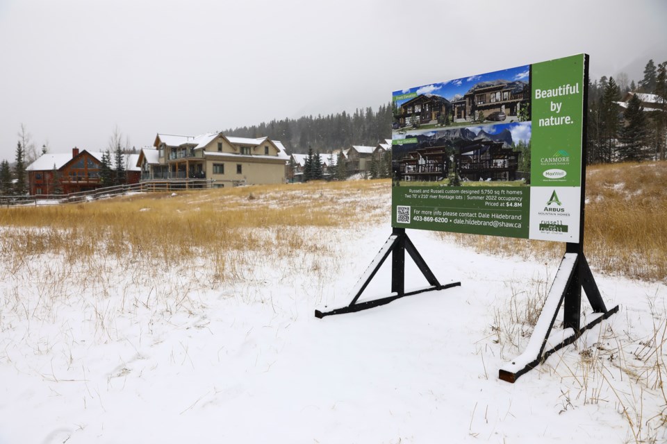 Two empty lots yet to be developed on Van Horne in Canmore on Tuesday (Nov. 10). EVAN BUHLER RMO PHOTO