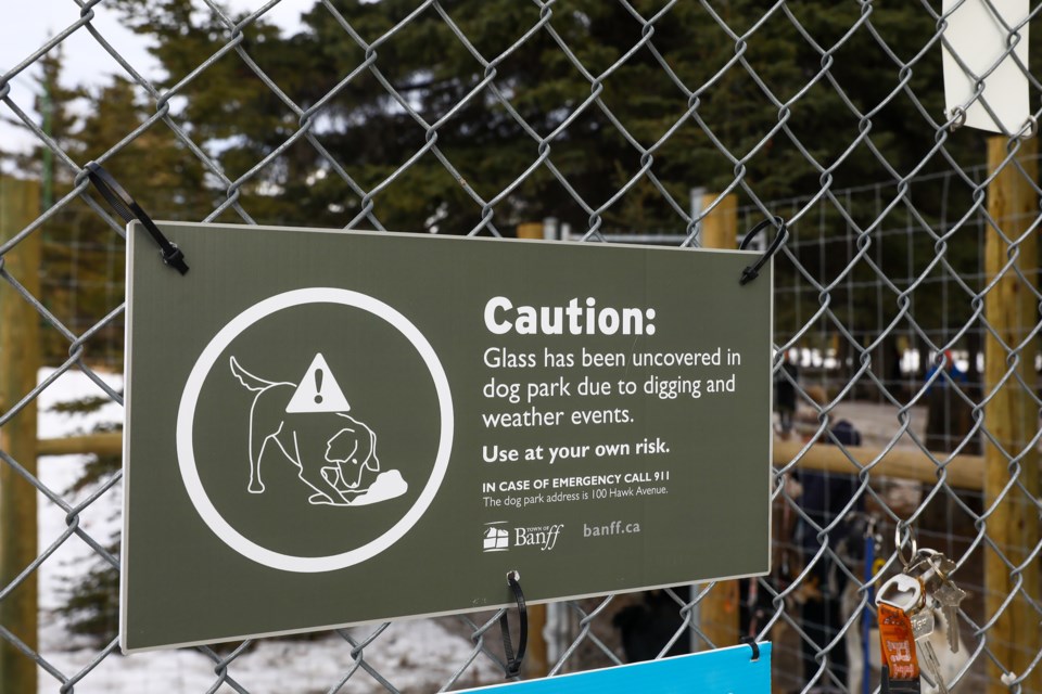 A sign at the Banff off-leash dog park cautions pet owners about uncovered glass and metal being uncovered on Tuesday (Jan. 19). EVAN BUHLER RMO PHOTO