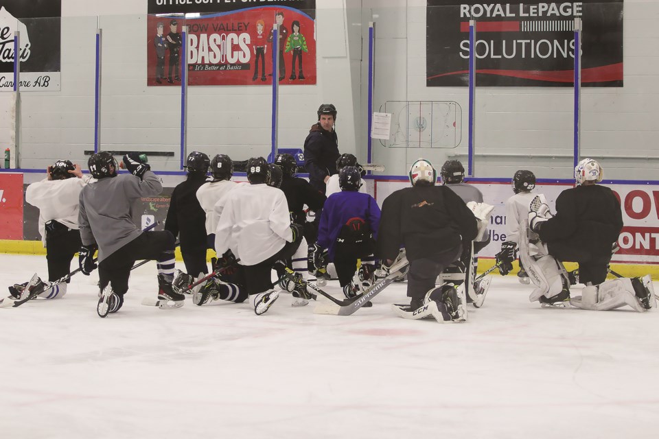 U15 Canmore Eagles coach Reid Solodan game plans with the team ahead of the 2022 U15 Tier 1 Hockey Alberta Provincials at the Canmore Recreation Centre from March 24-27. JORDAN SMALL RMO PHOTO