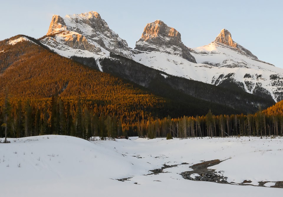 20230331-three-sisters-in-morining-light-mt-2136