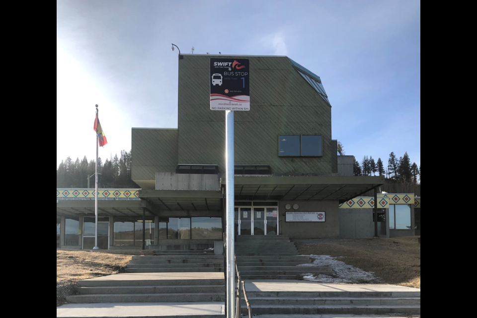 The Swift Mînî Thnî Transit bus stop at the Stoney Tribal Administration building in Mînî Thnî on Îyârhe (Stoney) Nakoda First Nation. 

PHOTO COURTESY OF SWIFT MÎNÎ THNÎ TRANSIT