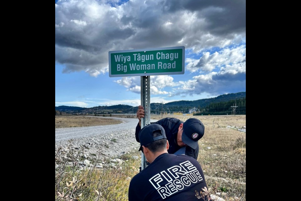 A Nakoda Emergency Services crew installs a road sign in Mînî Thnî on Îyârhe Nakoda First Nation as part of a 911 mapping project led by the Nation.

PHOTO COURTESY OF NAKODA EMERGENCY SERVICES