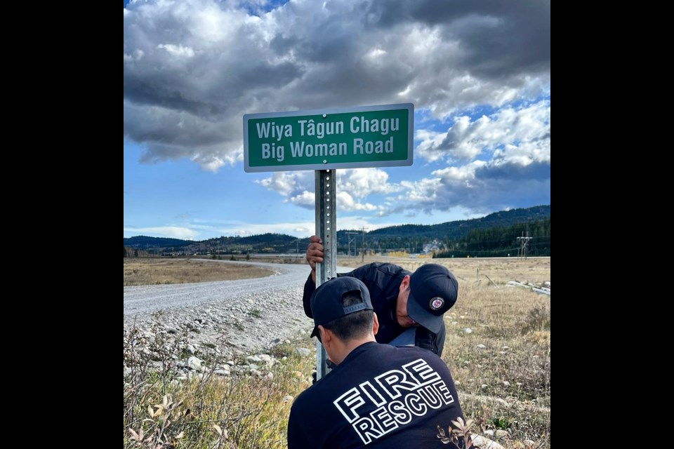 A Nakoda Emergency Services crew installs a road sign in Mînî Thnî on Îyârhe Nakoda First Nation as part of a 911 mapping project led by the Nation.

PHOTO COURTESY OF NAKODA EMERGENCY SERVICES