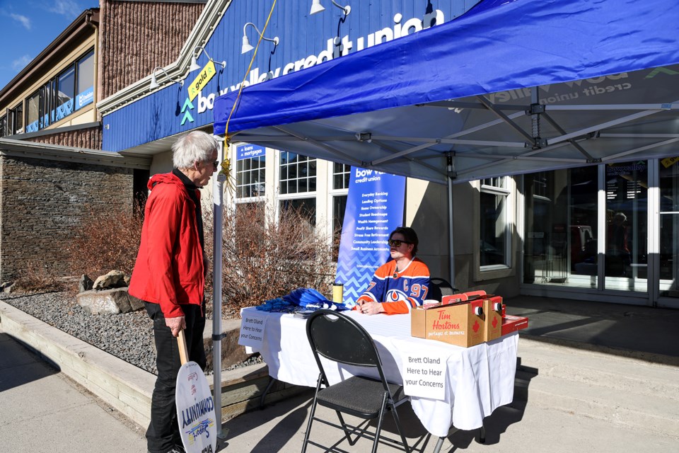 Steve De Keijzer talks to Bow Valley Credit Union (BVCU) CEO Brett Oland in front of Canmore BVCU on Friday (Feb. 23). JUNGMIN HAM RMO PHOTO