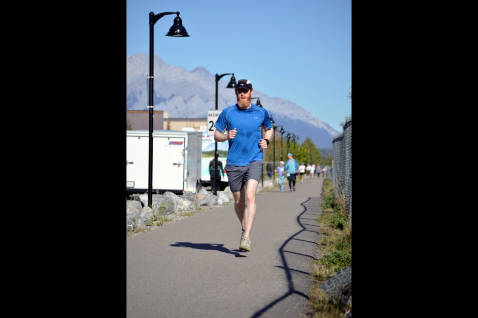 'Marathon Man' Alan Corcoran runs the final stretch of the 10 km Terry Fox Run on Sunday (Sept. 18) in Canmore. JORDAN SMALL RMO PHOTO