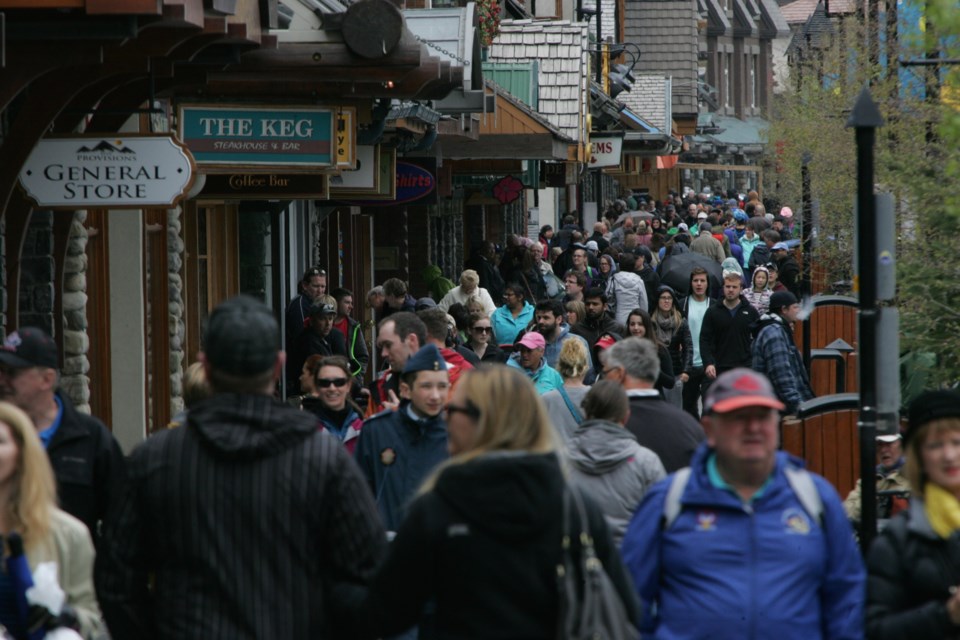 banff_ave_pedestriansKT1U4324