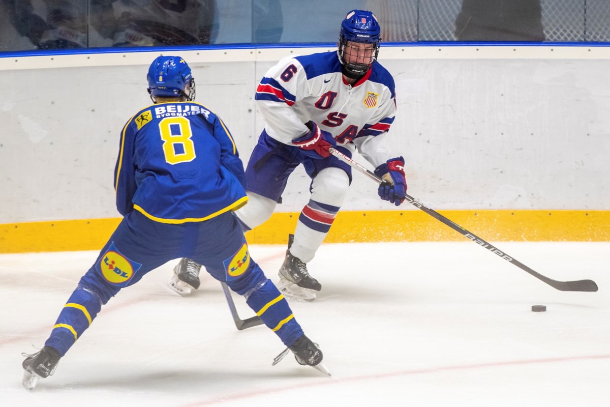 Canmore Defenseman, USA získava bronz na Helenka Gretzky Trophy