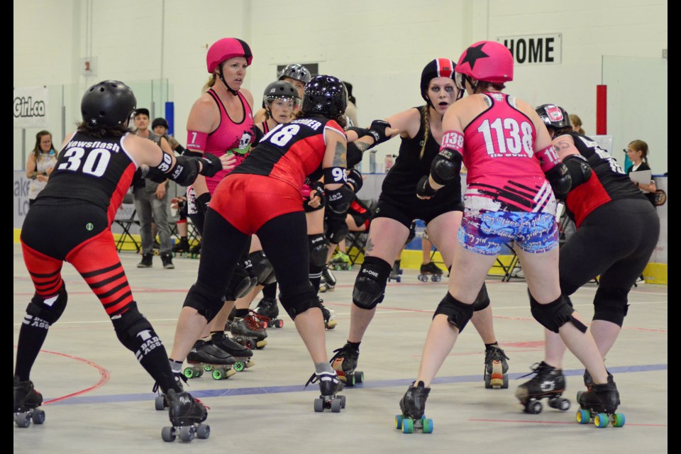 The Lady Macs (black and red) faced off against the Rocky View Rollers (pink) on Saturday, July 27, in the first competition Roller Derby bout the Bow Valley has seen since 2016.
Jenna Dulewich/RMO PHOTOS