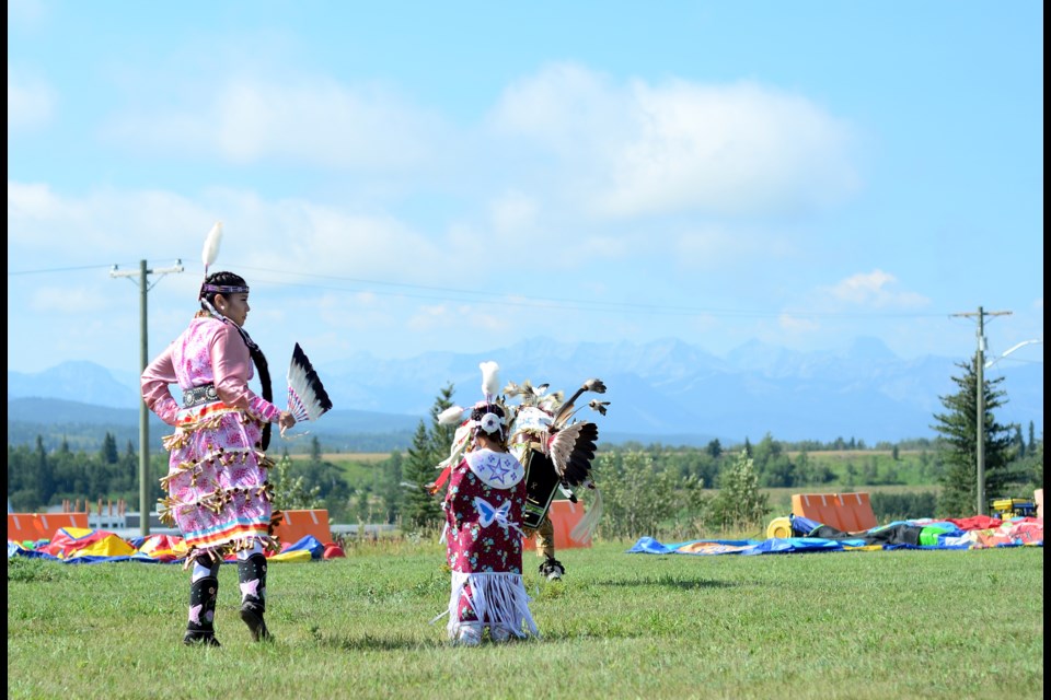 Parents dance with their children in traditional regalia for the opening celebrations for the Stoney Nakoda Parent Link Centre on Aug. 7. 
Jenna Dulewich RMO PHOTO