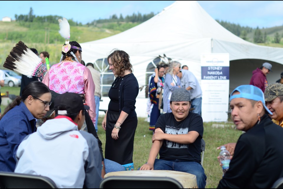 Nation members and guests get together to celebrate the opening of the Stoney Nakoda Parent Link Centre on Aug. 7.
Jenna Dulewich RMO PHOTO