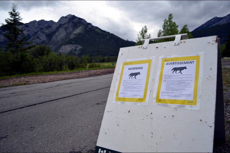 A wolf warning is posted near the Banff rec grounds on Wednesday (July 8). RMO PHOTO
