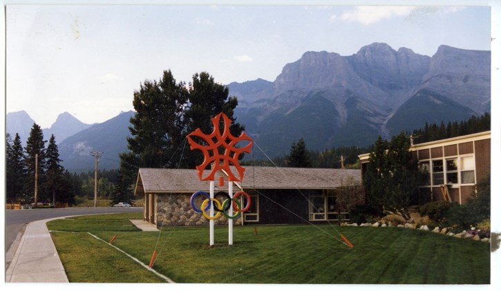 The Calgary ’88 Olympic Logo is installed on the lawn of the old Canmore Town Office (Historic image refrence 1000_380_04007).