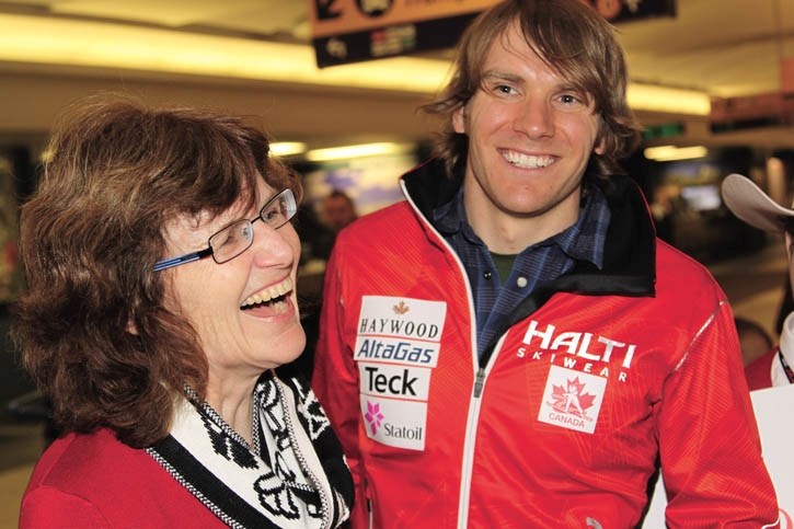 Devon Kershaw celebrates his four medal-performance at the Tour de Ski with mom Maureen’s upon returning to Calgary airport Monday (Jan. 10).