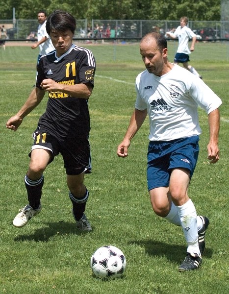 Lawrence White (R) of Canmore Rose and Crown looks for space during Sunday’s (July 7) matchup against Banff Sushi House.