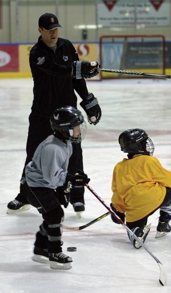 Patrick Marleau gives skaters some points at an Eagles hockey camp.