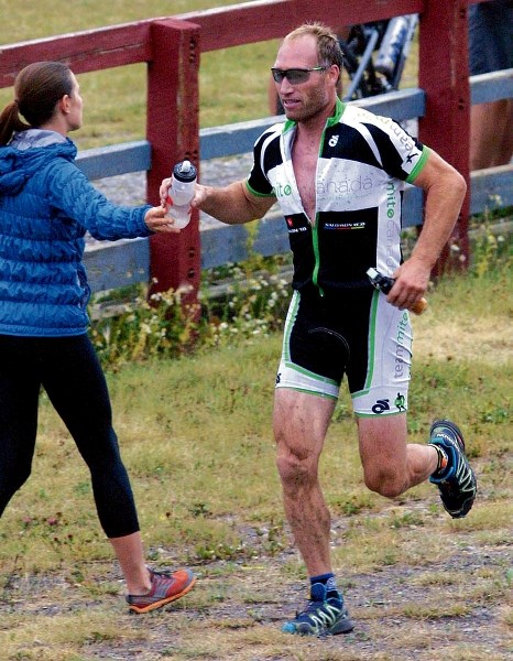 Canmore’s Heath McCroy powered through cramps to win the men’s duathlon at the Xterra event held Sunday (Aug. 17) at the Canmore Nordic Centre. McCroy finished a 3.5 km run,